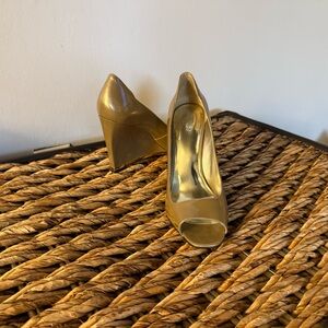 Guess-Gold wedge shoe. Size 9